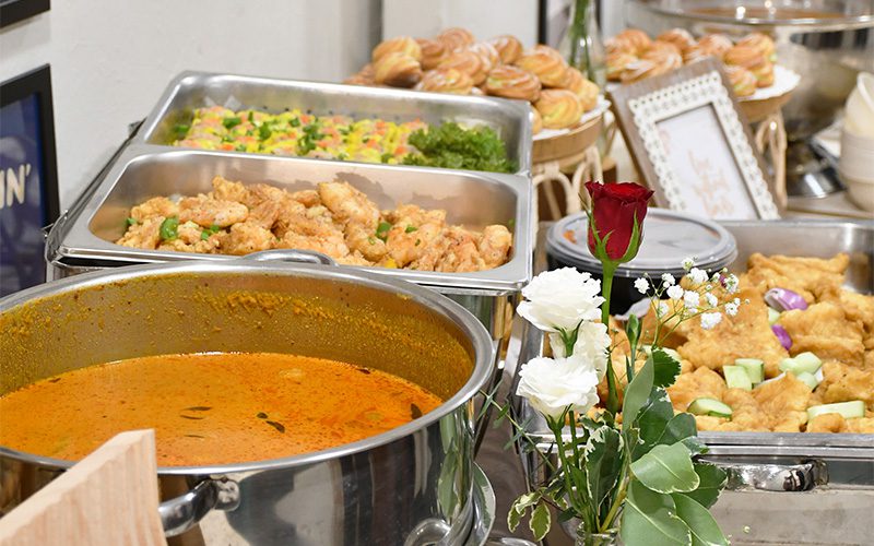 Hot buffet spread featuring curry for small housewarming parties.