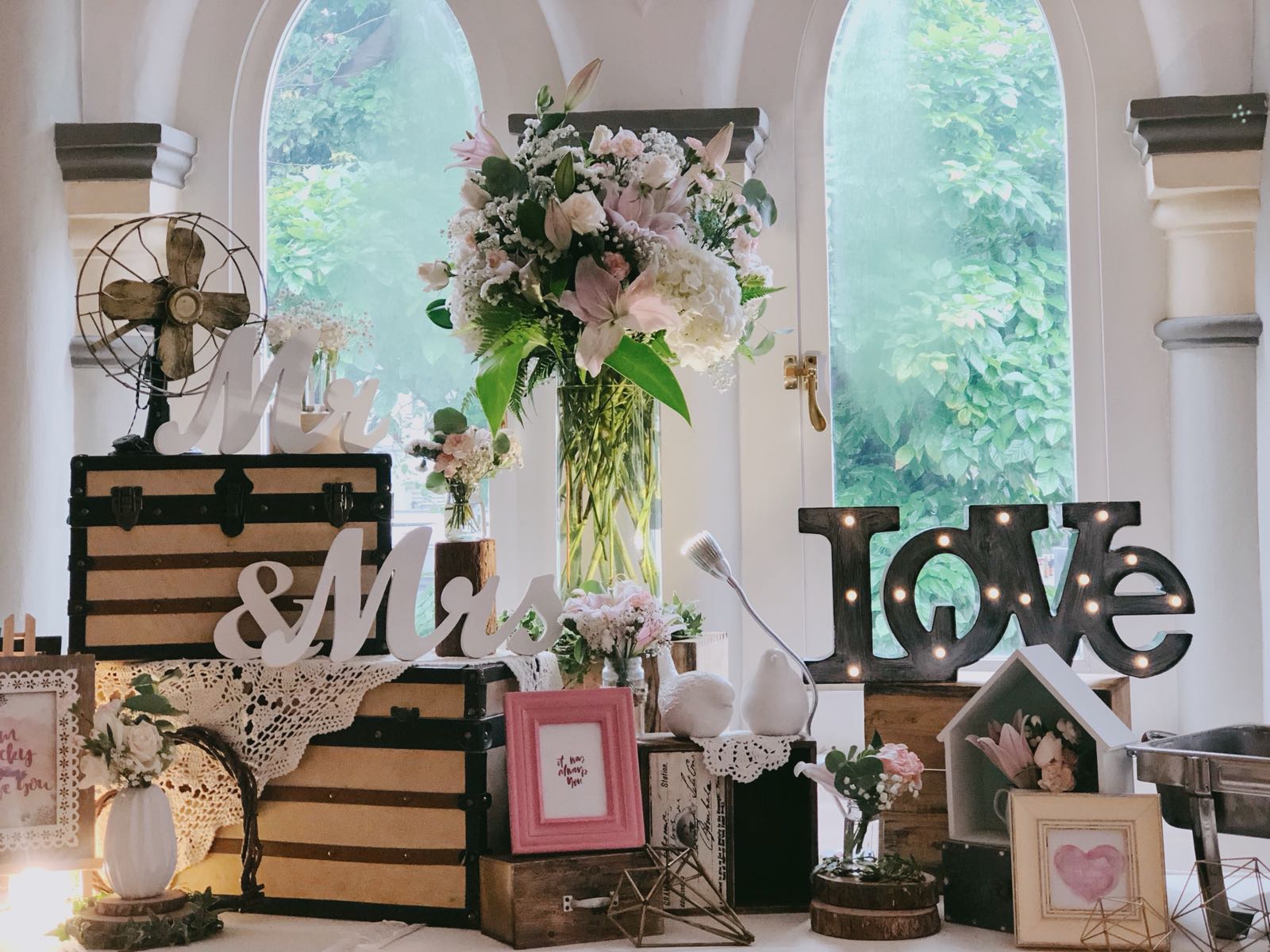 Wedding table decorations setup in rustic theme